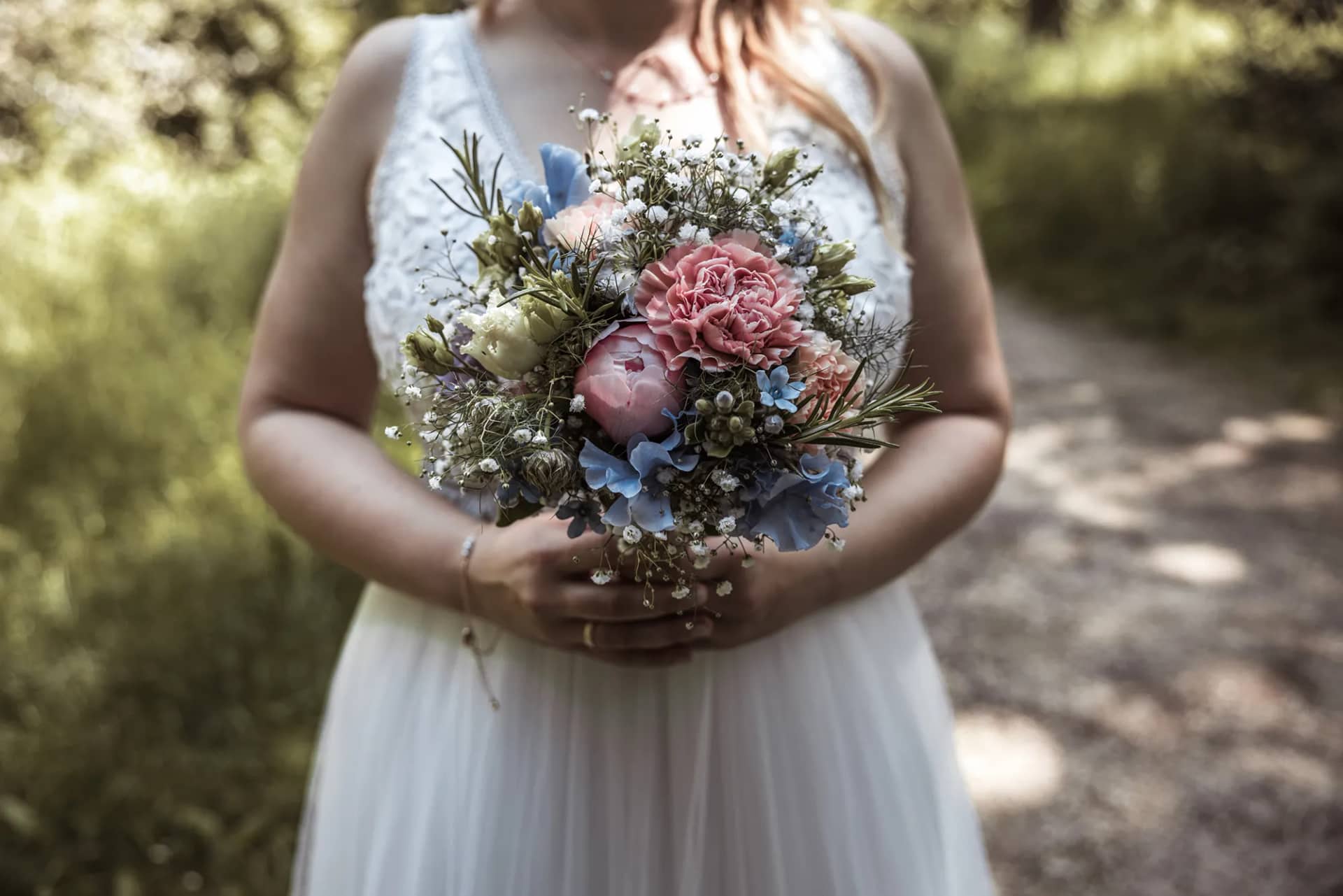 Braut hält ihren Brautstrauß während der Hochzeit in Freiburg.