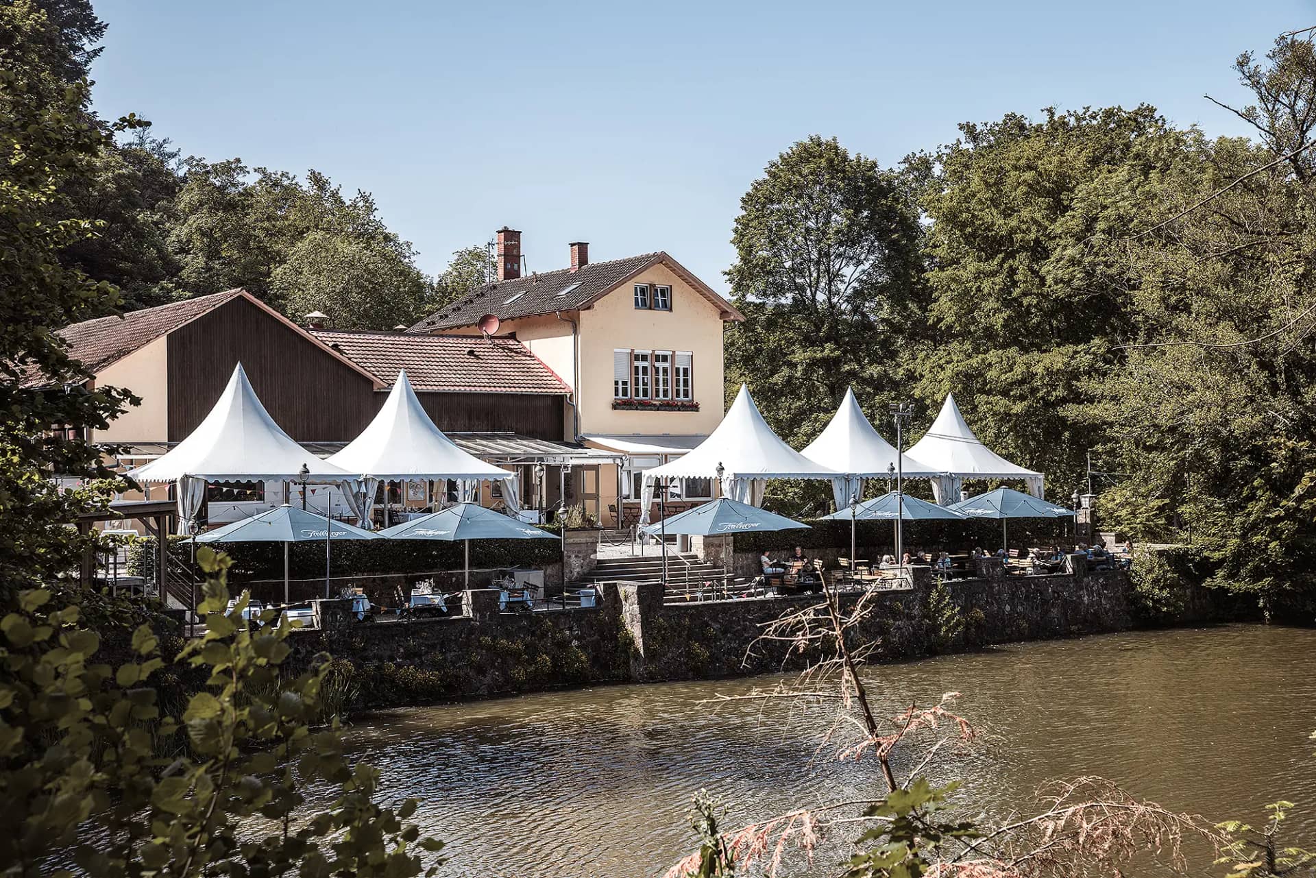 Die Hochzeitslocation am Waldsee in Freiburg, zeigt die Gaststätte Waldsee an einem wunderschönen Sommertag.