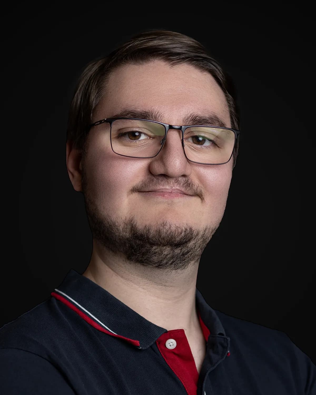 Portrait von Nicolas Bär vor schwarzem Hintergrund