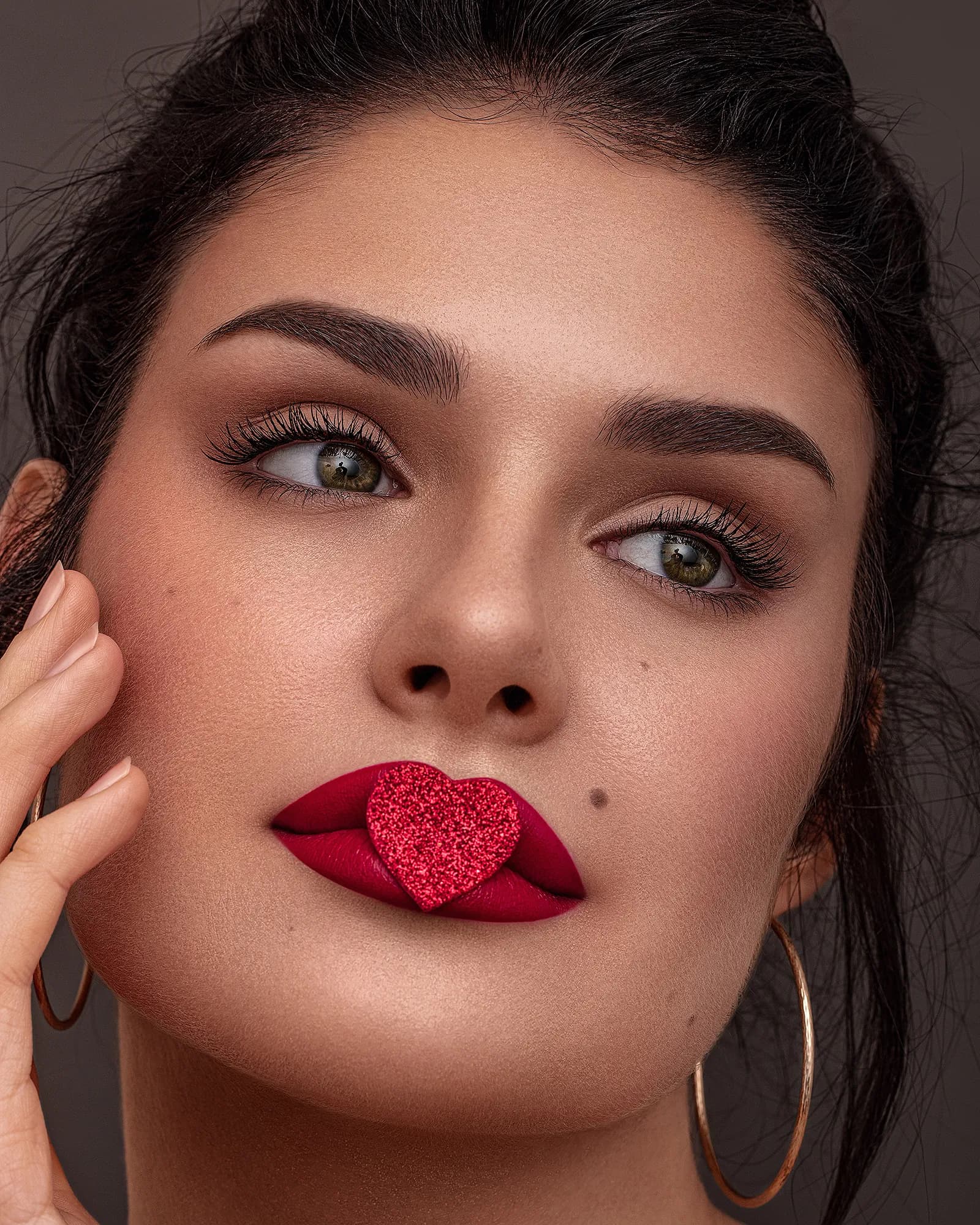 Braut mit elegantem Make-up und rotem Lippenstift